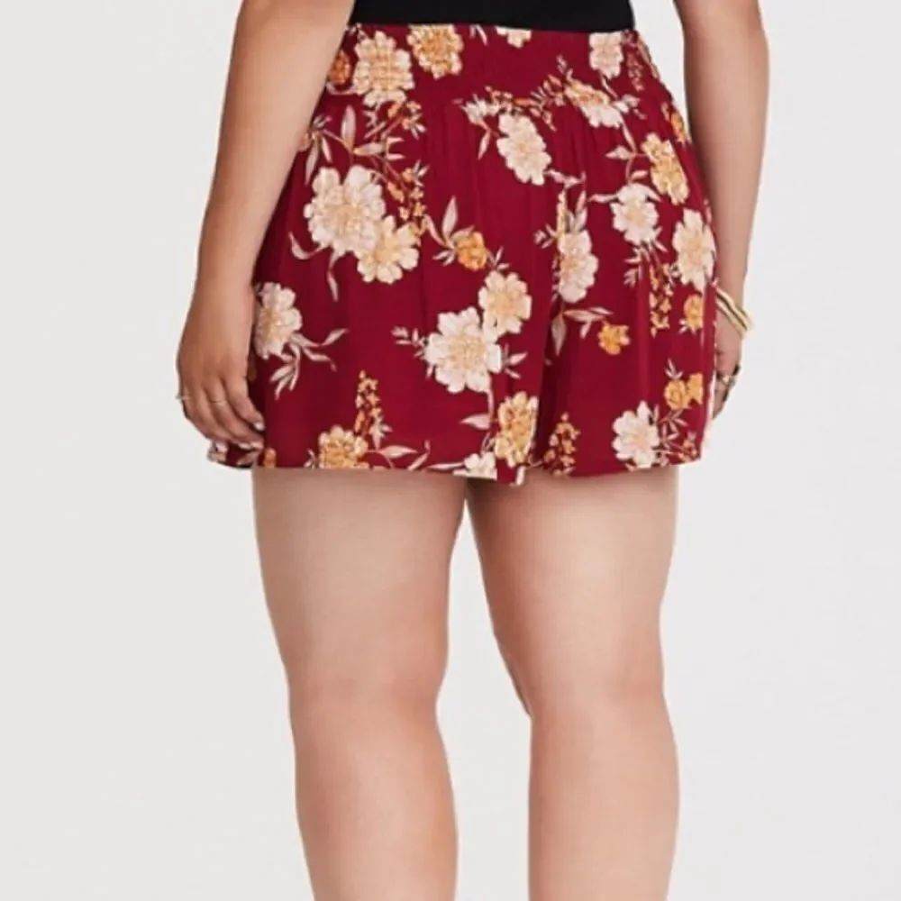 Torrid 3 red floral lightweight lined shorts